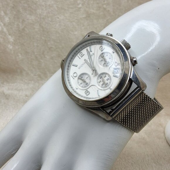 Michael Kors MK5076 Runway Silver Dial Stainless Steel Chronograph Women's Watch - Picture 3 of 6